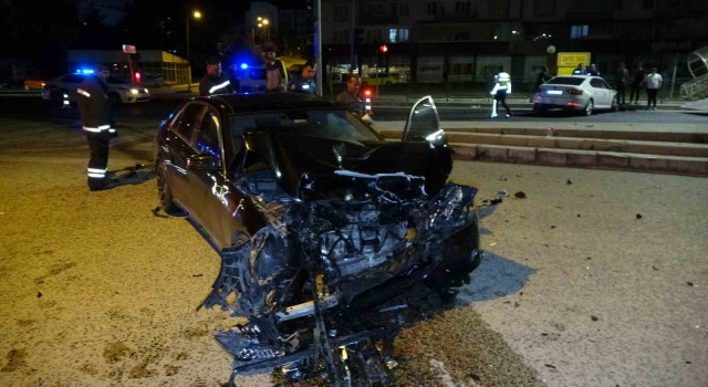 Yozgatta iki otomobilin çarpıştığı kazada 6 kişi yaralandı