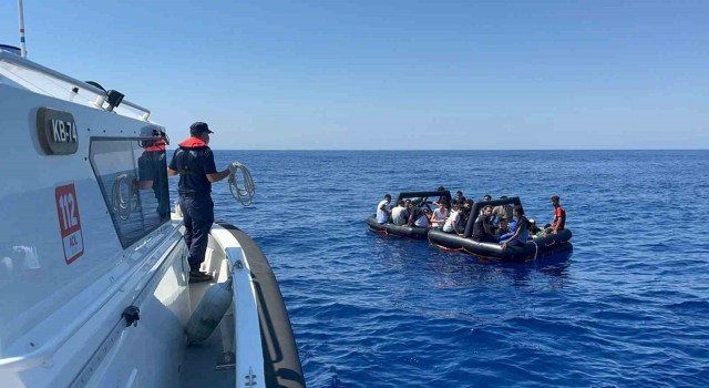 Yunanistanın geri ittiği 18 düzensiz göçmen kurtarıldı