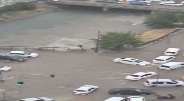 Adana'da Şiddetli Yağmur ve Rüzgar: Sokaklar Göl Oldu