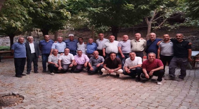 Adanalı öğretmen 42 yıl sonra öğrencileri ile buluştu