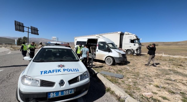 Ağrıda yola kontrolsüz çıkan minibüs tırla çapıştı: 1ağır, 3 yaralı