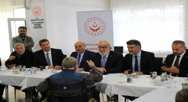 AK Parti heyetinden huzurevi ziyareti