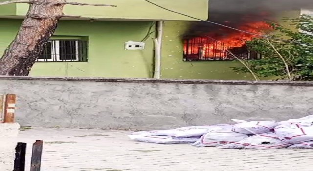 Alevler pencerelerden taştı, mahallede panik yaşandı