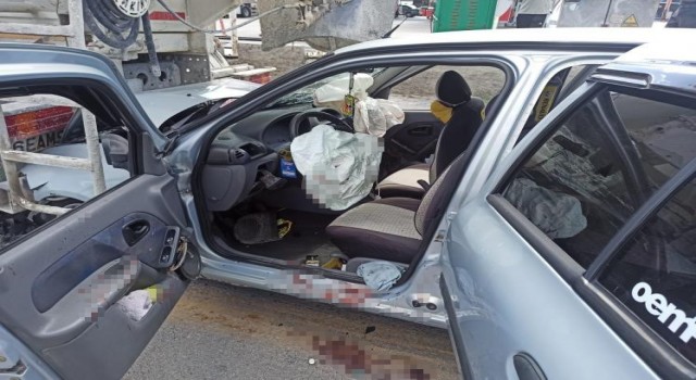 Ankarada otomobil beton mikserine çarptı: 4 yaralı