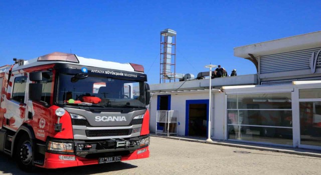 Balık Pazarında çıkan yangın itfaiyeyi alarma geçirdi
