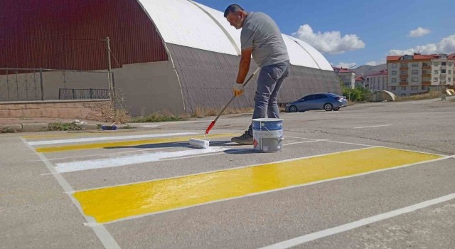 Bayburtta yaya geçidi çizgileri boyanarak trafik işaret levhaları yenilendi