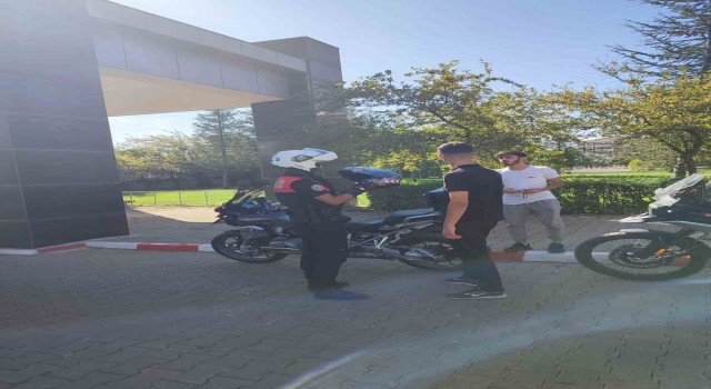 Bingölde sınav yerini karıştıran veya geç kalan öğrencileri, polisler sınava yetiştirdi