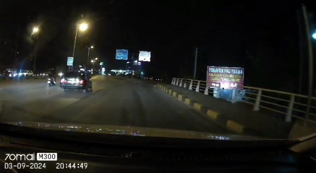 Biri zikzak çizdi diğeri motosikletle buzdolabı taşıdı