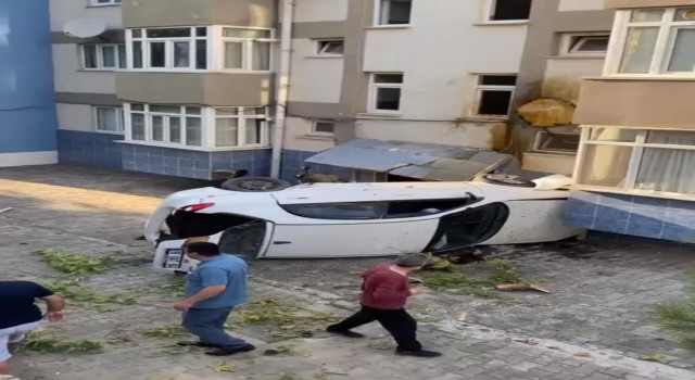 Bursada kontrolden çıkan otomobil sitenin bahçesine uçtu
