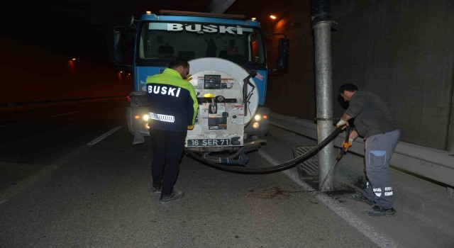 Bursada sel felaketlerine karşı ızgara ve rögarlar temizleniyor