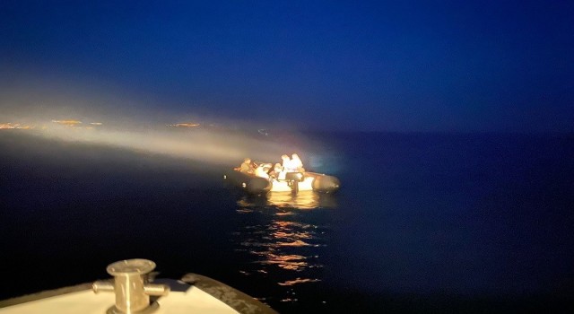 Çanakkalede 2si çocuk 19 kaçak göçmen kurtarıldı