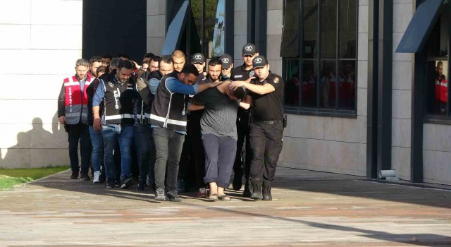 Çanakkalede polis merkezi önünde 6 kişinin yaralandığı silahlı çatışmanın şüphelileri adliyeye sevk edildi