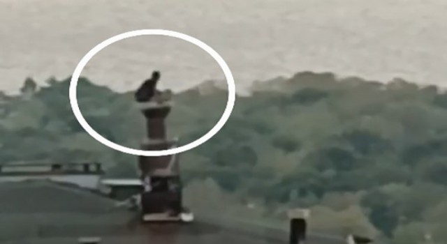 Cezaevi firarisi polisten kaçarken çıktığı çatıdaki bacanın üzerinde yakalandı