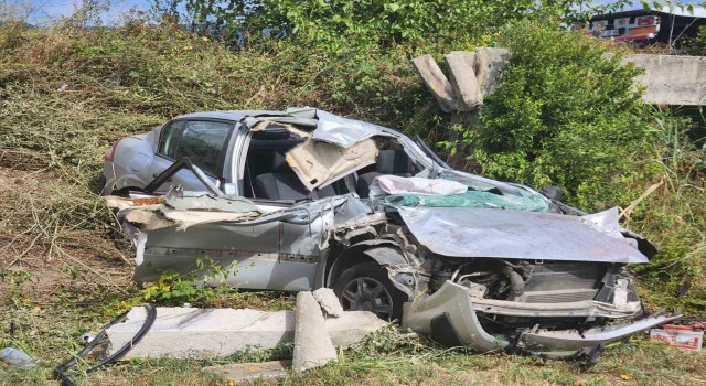 Çinede otomobil tarlaya uçtu: 3 yaralı, 1 ölü