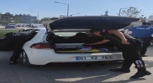 Çocuk polisi okul önlerinde sıkı denetimde
