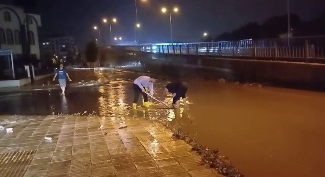 Çorumda sağanak yağış hayatı olumsuz etkiledi: Yollar dereye döndü, ev ve iş yerlerini su bastı