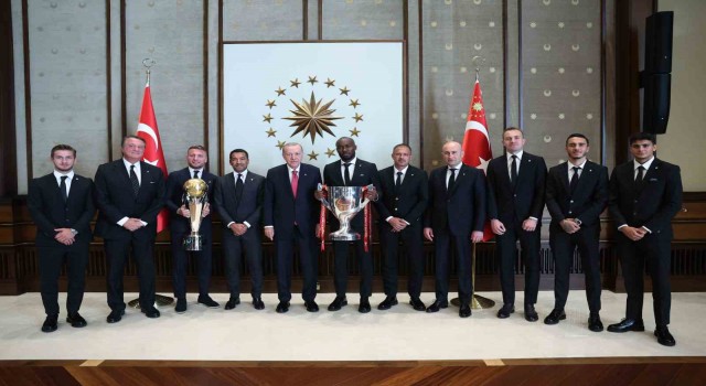 Cumhurbaşkanı Erdoğan, Beşiktaş Jimnastik Kulübü Başkanı Arat ve sporcuları kabul etti