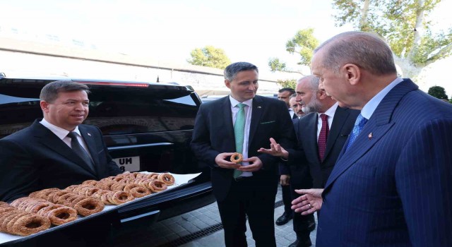 Cumhurbaşkanı Erdoğandan gazetecilere kandil simidi ikramı