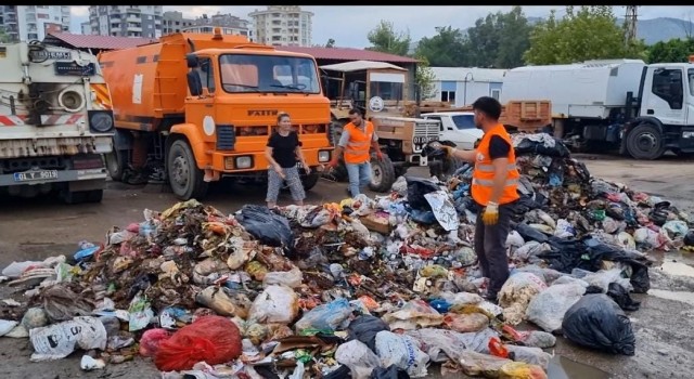 Cüzdanını yanlışlıkla çöpe atan kadın için temizlik görevlileri seferber oldu