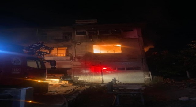 Denizlide 3 katlı bina alev alev yandı
