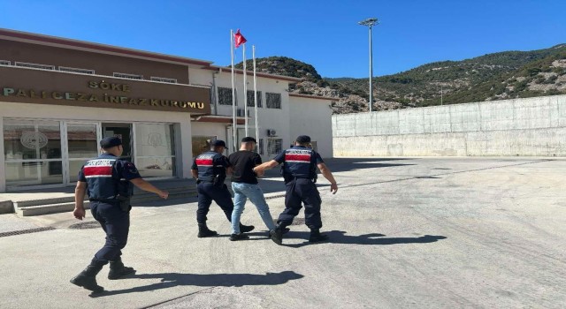 Dört ayrı suçtan aranıyordu, Kuşadasında yakalandı