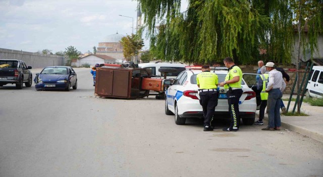 Edirnede otomobil ie çarpışan traktör yan yattı