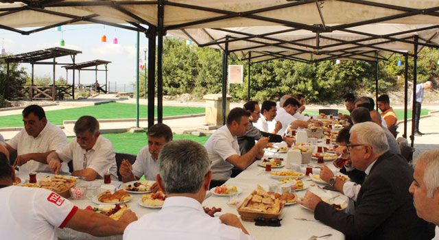 Emekliler Harun Reşit Kalesinde Kahvaltı Keyfi Yaptı