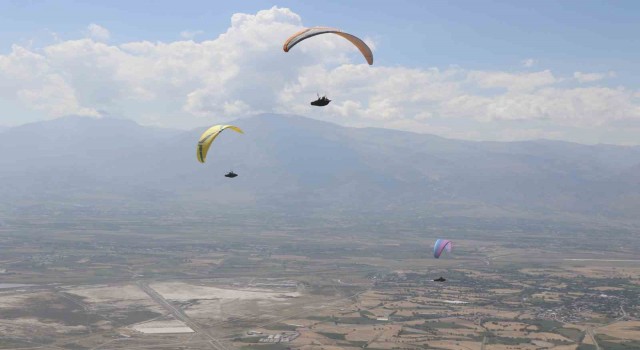 Erzincanda gökyüzü paraşütçülerle şenlendi
