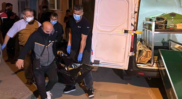 Eskişehirde çöp ev vakası: Ceset koku nedeniyle zor çıkarıldı