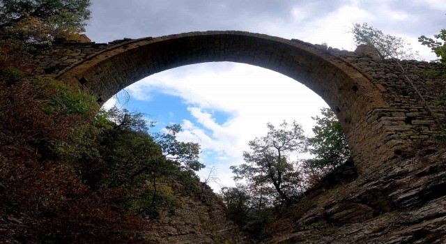 Gümüşhanede asırlara meydan okuyan su kemeri