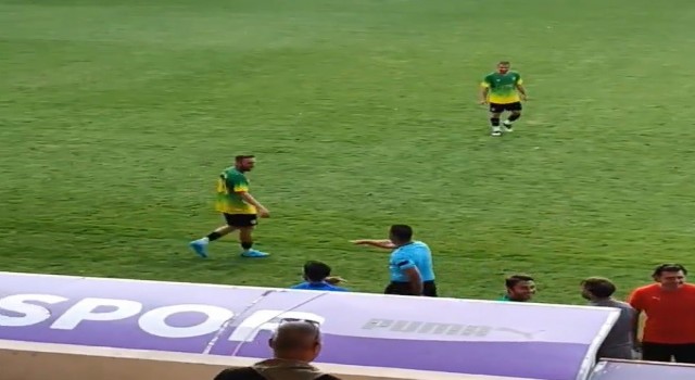 Hakem cep telefonu videosunu kullanarak VARa gitti; pozisyona penaltı verdi