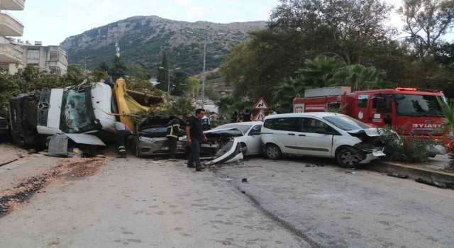 Hatayda hafriyat kamyonu 7 aracı biçti: Yaralılar var