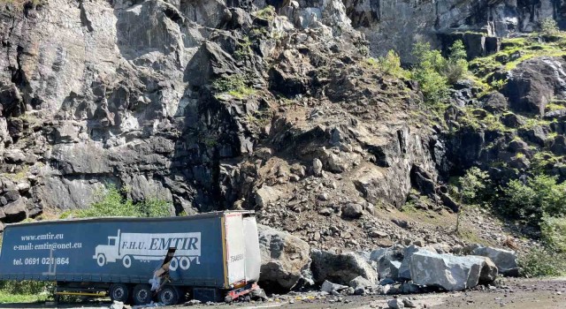 Hopada tır parklarında sürücülerin heyelan korkusu sürüyor