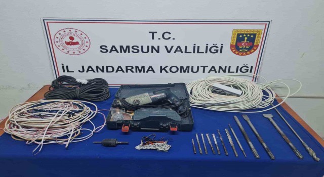 Jandarma kaçak kazı yapan 2 kişiyi yakaladı