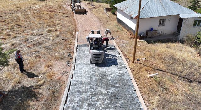 Kahramanmaraş Büyükşehir Belediyesi’nden Afşin’de Yol Atağı
