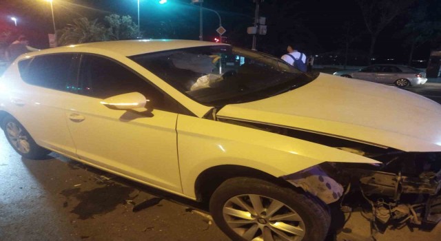 Kartalda kırmızı ışık ihlali yapan otomobil 2 araca çarptı: 3 yaralı
