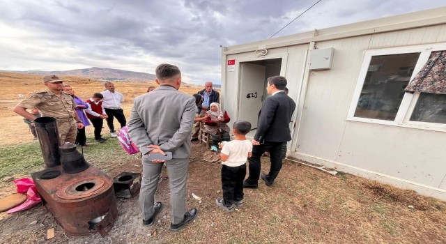 Kaymakam Çelik, yalnız yaşayan Meryem teyzeyle bir araya geldi