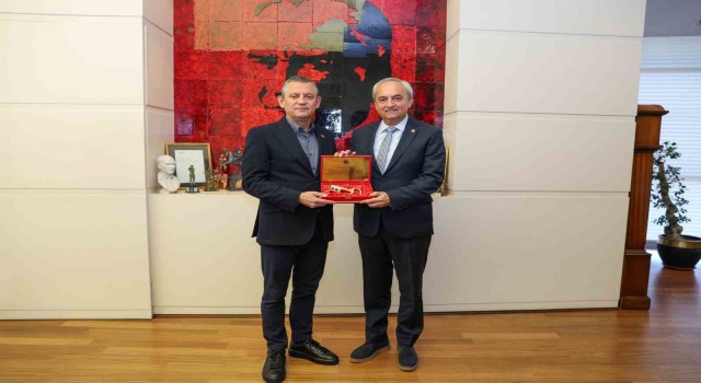 Kepezin sembolik altın anahtarı CHP Genel Başkanı Özele teslim