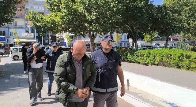 Kırşehirde 15 düzensiz göçmen ile 4 göçmen kaçakçısı gözaltına alındı