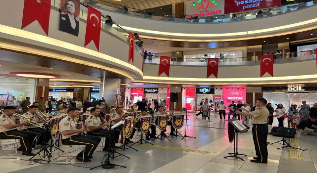 Malatya Park AVMde Gaziler Günü konseri