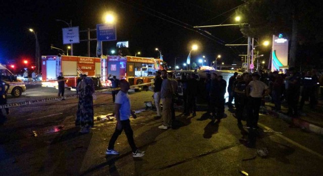 Malatyada otomobil ile çarpışan işçi servisi devrildi: Çok sayıda yaralı var
