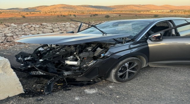 Mardinde otomobil bariyere çarptı: 3ü çocuk 7 yaralı
