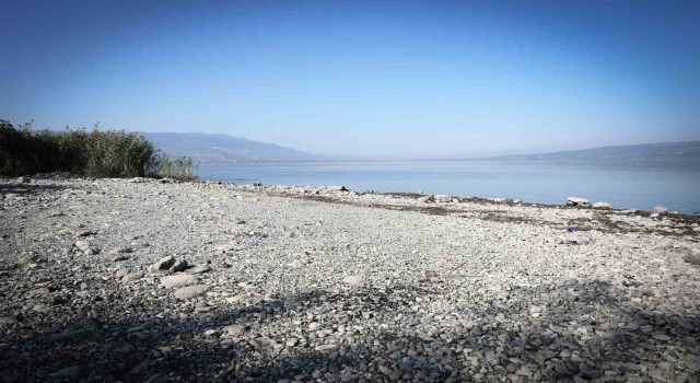 Milyonlarca kişinin içme su kaynağı gölde korkutan görüntü: Su 17 metre geri çekildi