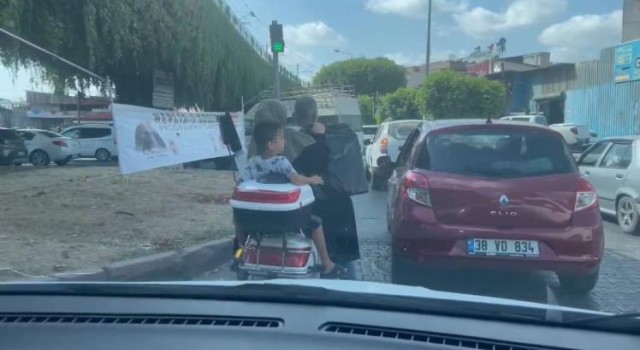 Motosikletle halı yıkama makinesi taşıdılar