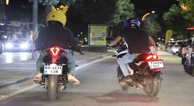 Motosikletli trafik magandaları kamerada