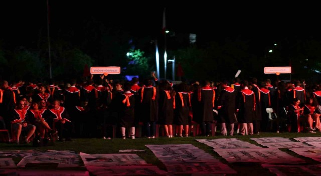 ODTÜ öğrencileri, 2 haftalık Rektör Yozgatlıgilin konuşmasını sahnenin elektriklerini keserek protesto etti