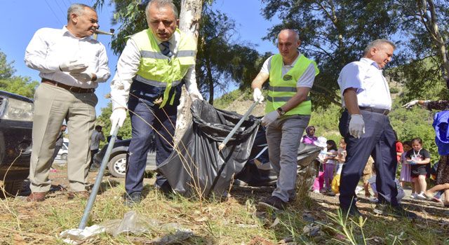 Osmaniyeli Gençlerden Dünya Temizlik Gününde Çevre Temizliği
