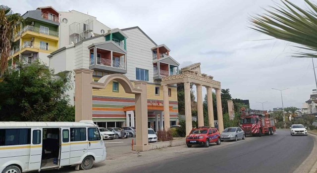 Otel mutfağında çıkan yangın itfaiye ekipleri tarafından söndürüldü