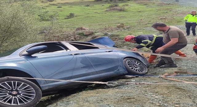 Otomobil yol kenarında asılı kaldı, araçtaki çift ölümden döndü
