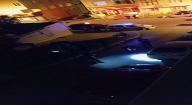 Pendikte motosikletli bir şahıs park halindeki aracı kurşunlandı
